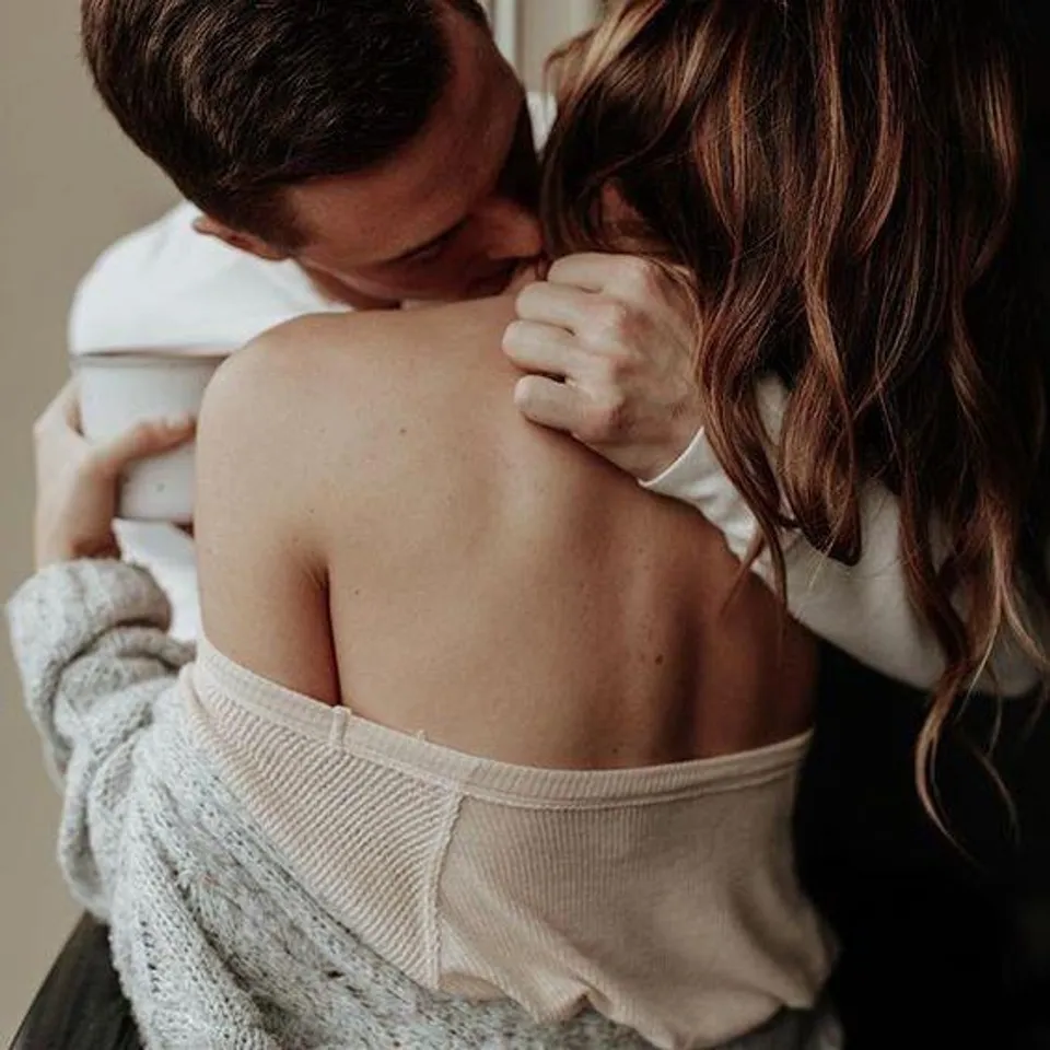 হাল্কা চুম্বন করুন এখানে