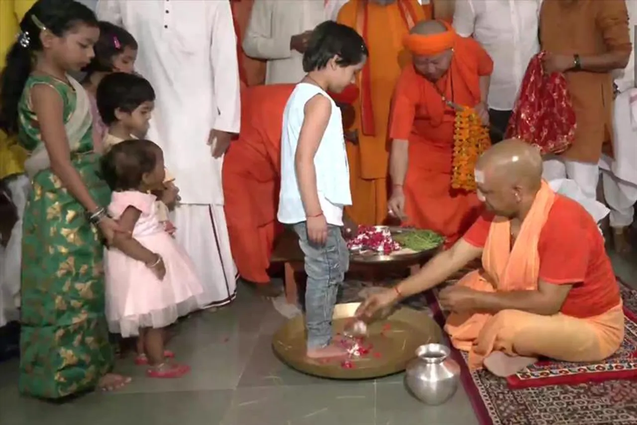 গোরক্ষনাথ মন্দিরে কুমারী পুজো করলেন যোগী আদিত্যনাথ