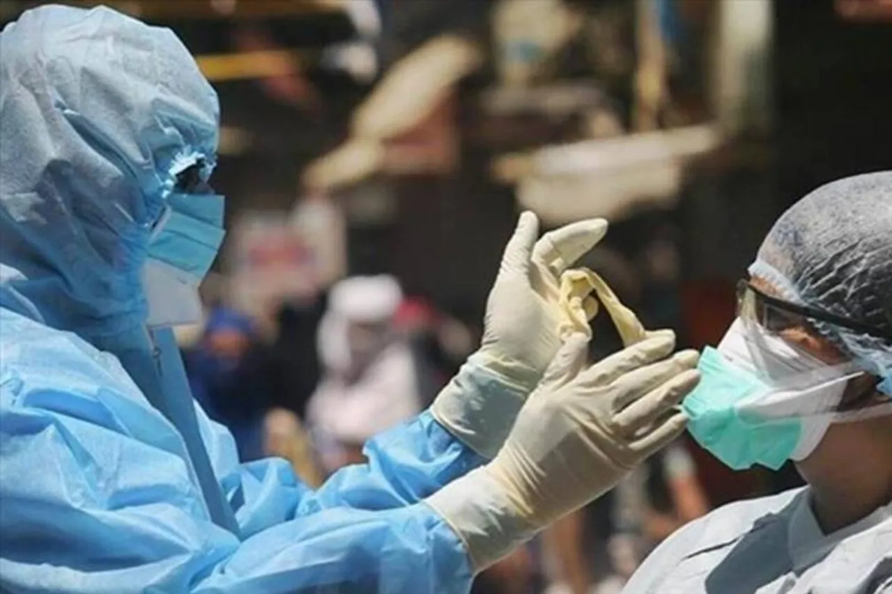 ফেব্রুয়ারিতে কি কোভিডের থার্ড ওয়েভ আসছে?