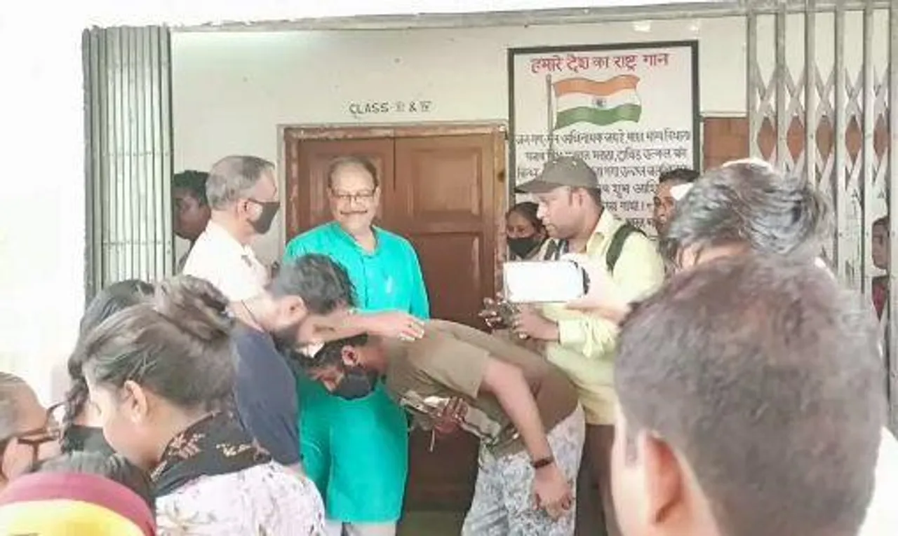 ভোট দিলেন মলয় ঘটক, দেখুন ভিডিও