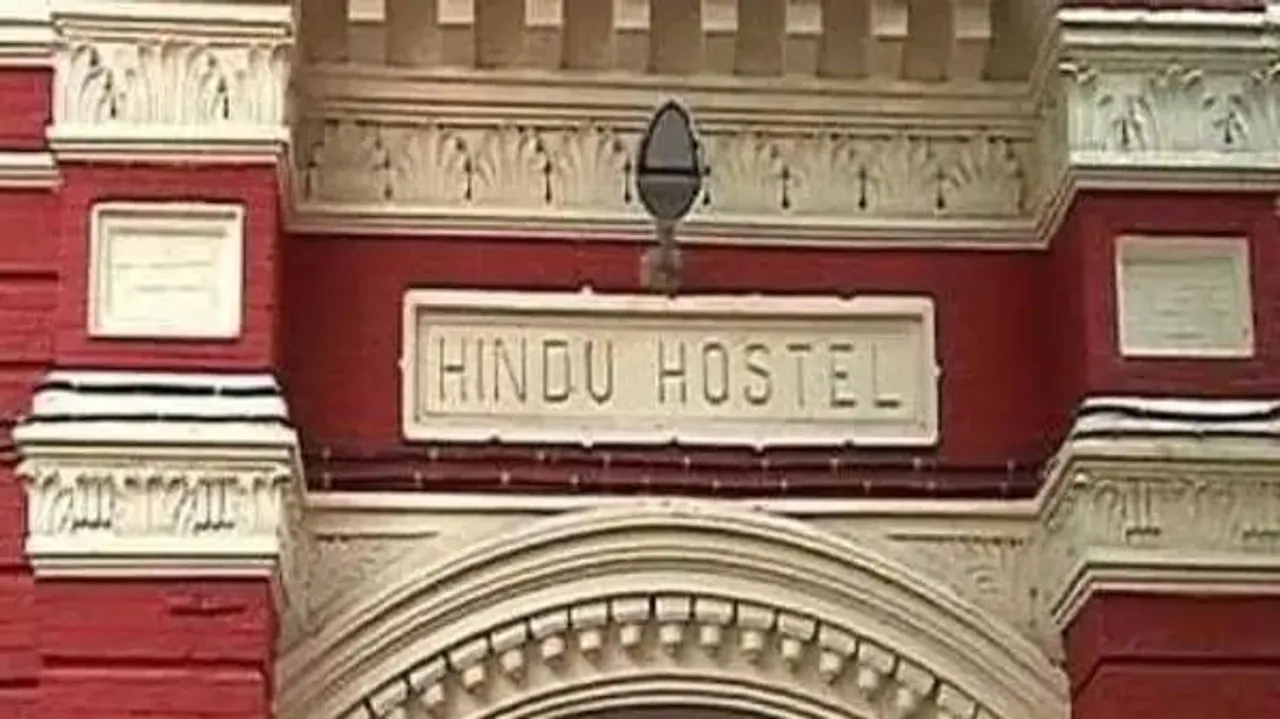 প্রেসিডেন্সি হস্টেল খোলার দাবিতে লাগাতার অবস্থান বিক্ষোভ পড়ুয়াদের