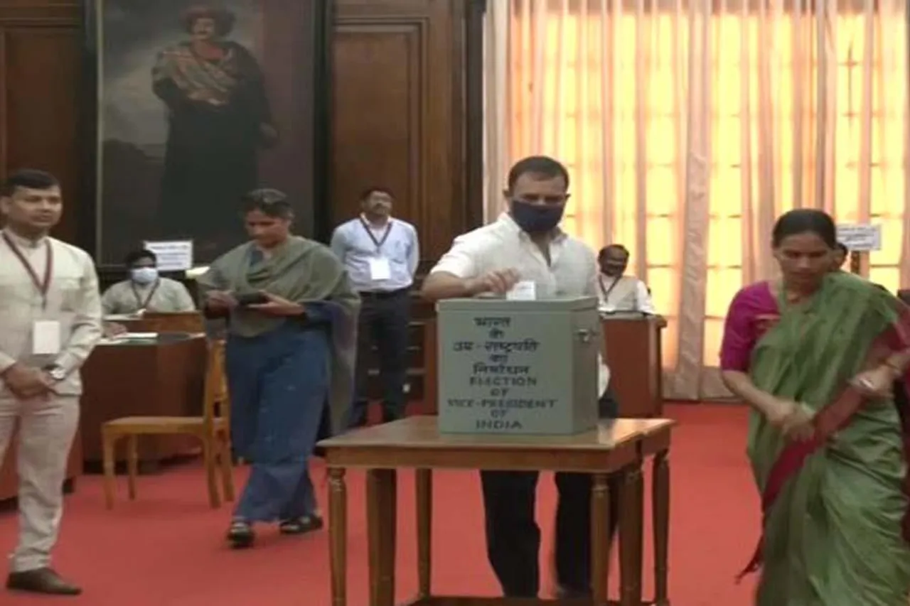 ভোট দিলেন রাহুল গান্ধী