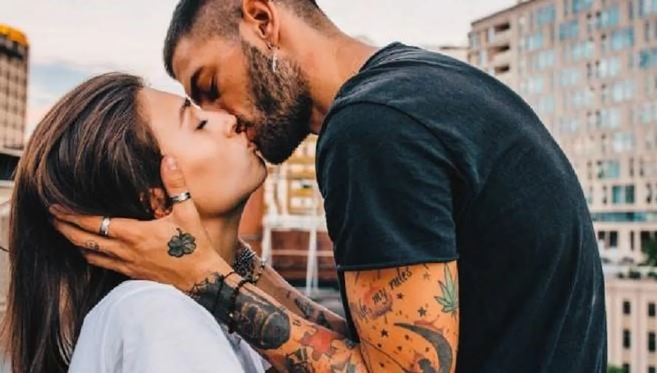 চুমুর গভীরতাতেই লুকিয়ে প্রণয়াসক্তি!