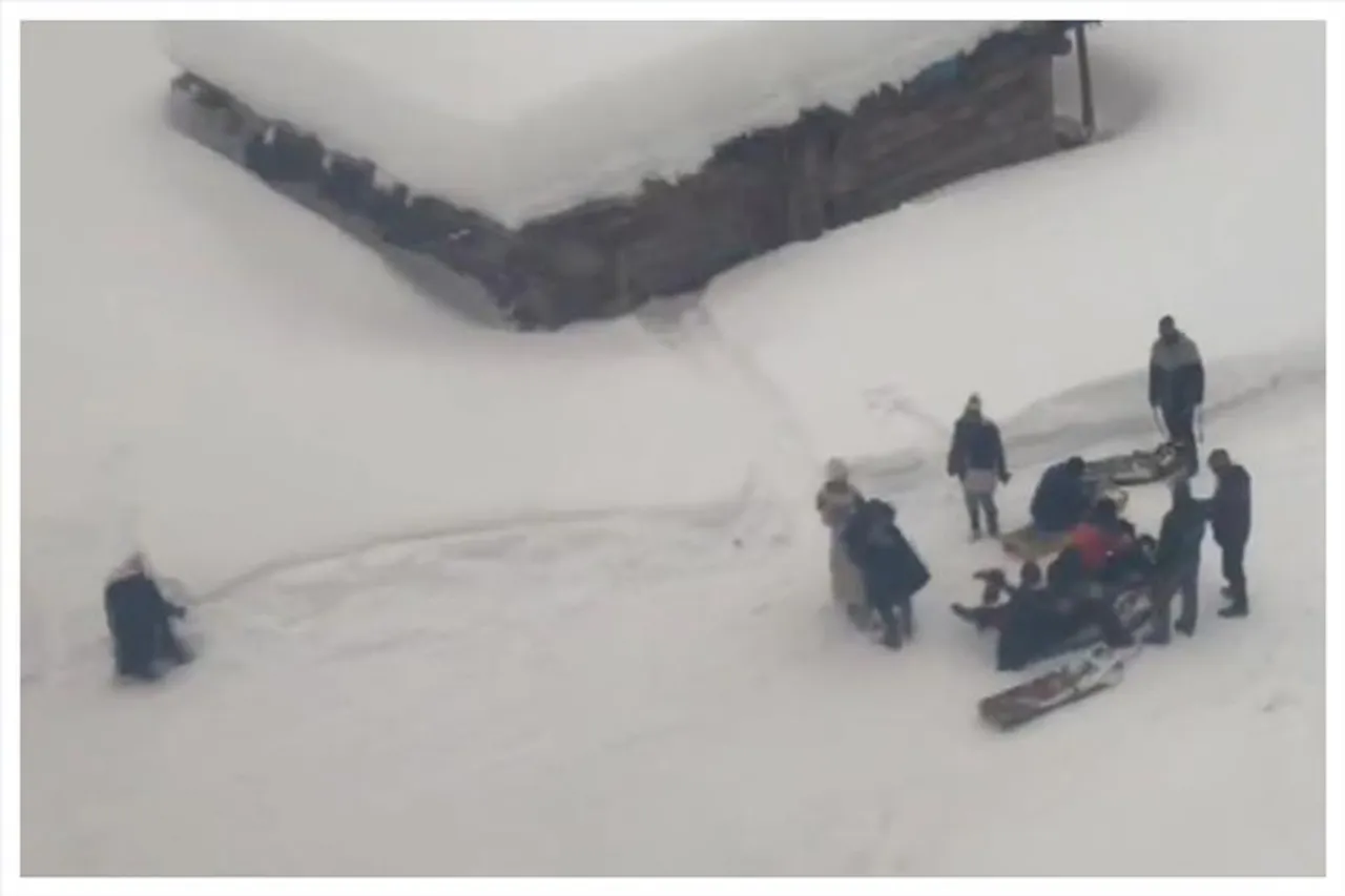 কাশ্মীরে তুষারধসে নিহত হয়েছে দুই বিদেশি স্কিয়ার