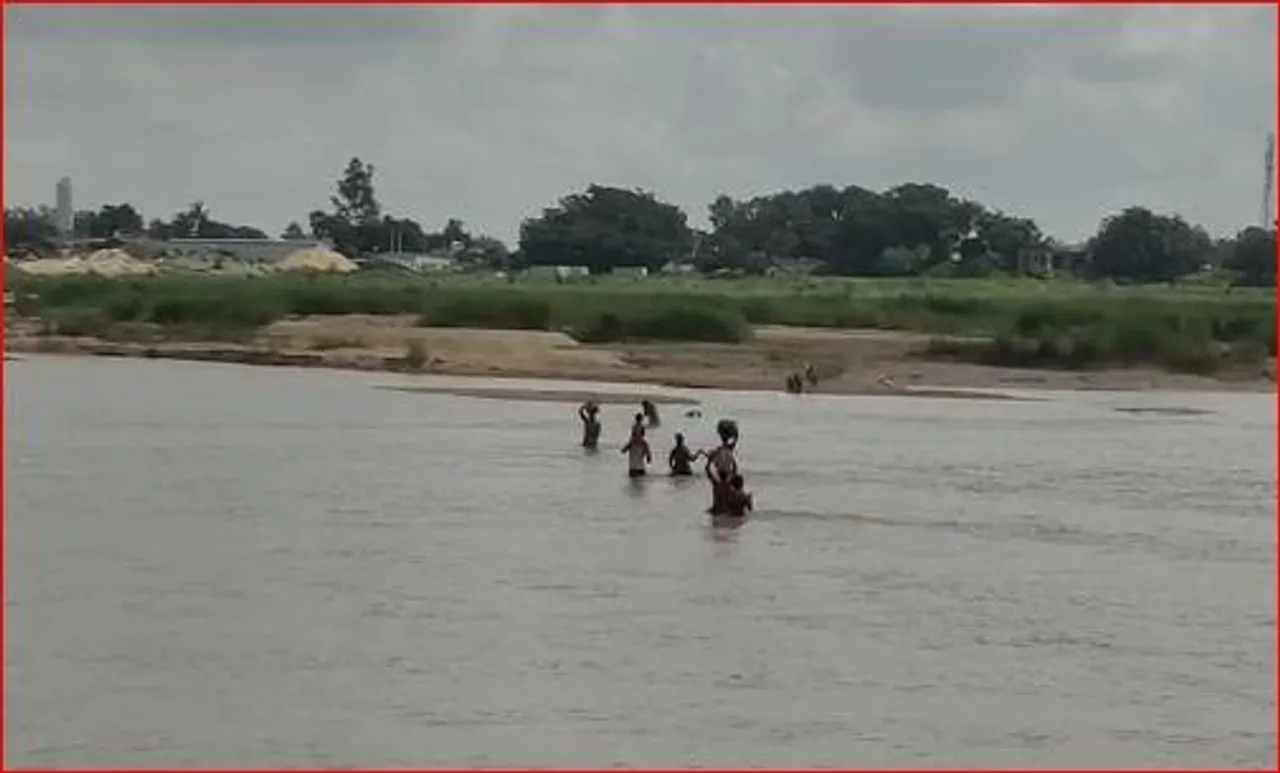 জীবন হাতে নিয়ে চলছে নদী পারাপারা, দেখুন