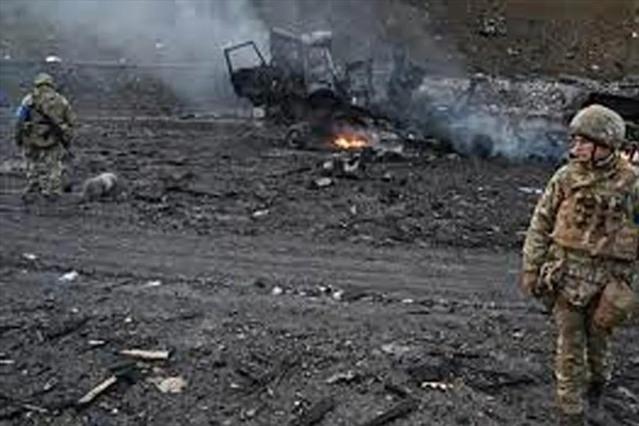 যুদ্ধের মাঝেই বন্দুক হাতে হিপহপ গায়কের গান, দেখুন ভিডিও