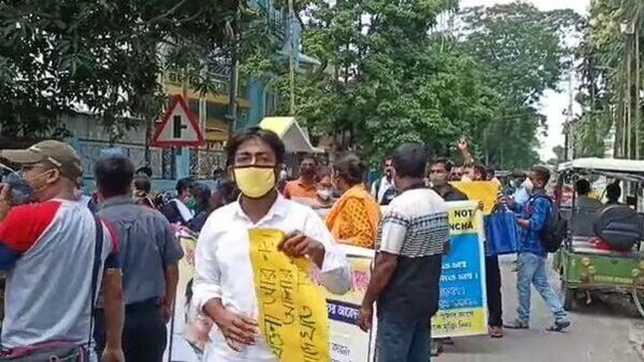 অভিষেক বন্দ্যোপাধ্যায়ের অফিসের সামনে চাকরিপ্রার্থীদের বিক্ষোভ