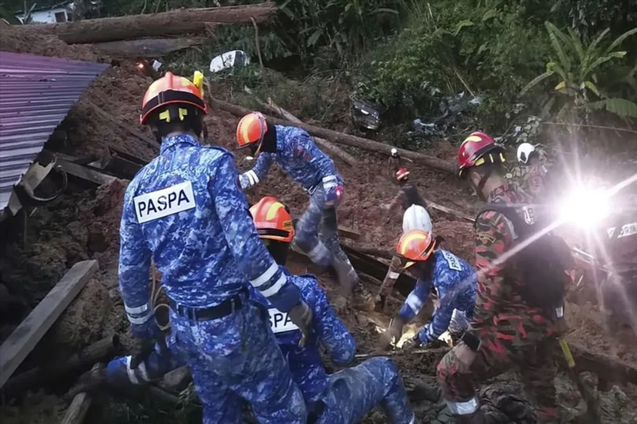 মালয়েশিয়ায় ভূমিধসে নিহত বেড়ে ১৬