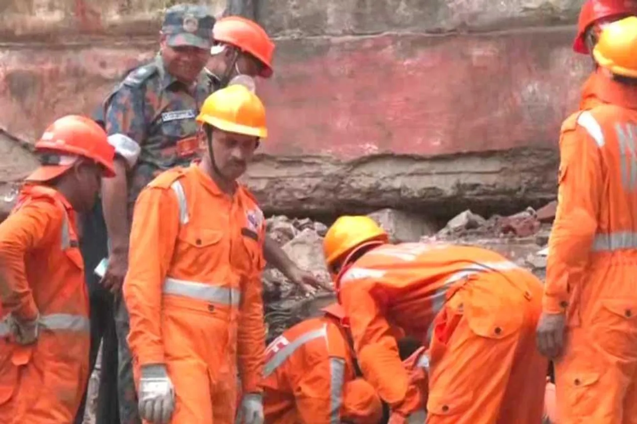 চারতলা বিল্ডিং ধসে মৃত্যু তিনজনের, জখম ১১