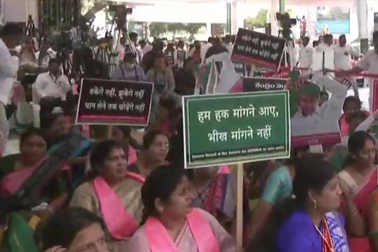 কেন্দ্রের বিরুদ্ধে ধর্নায় সাংসদ-বিধায়করা