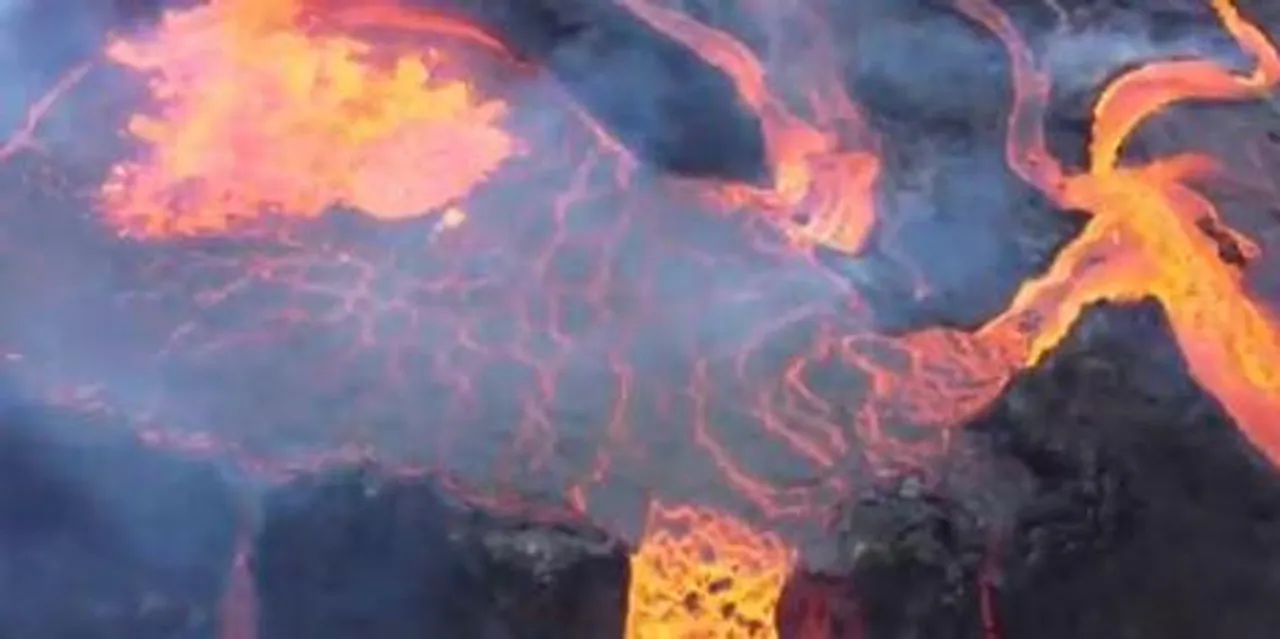 ভয়ানক আগ্নেয়গিরির সাক্ষী থাকল আইসল্যান্ড