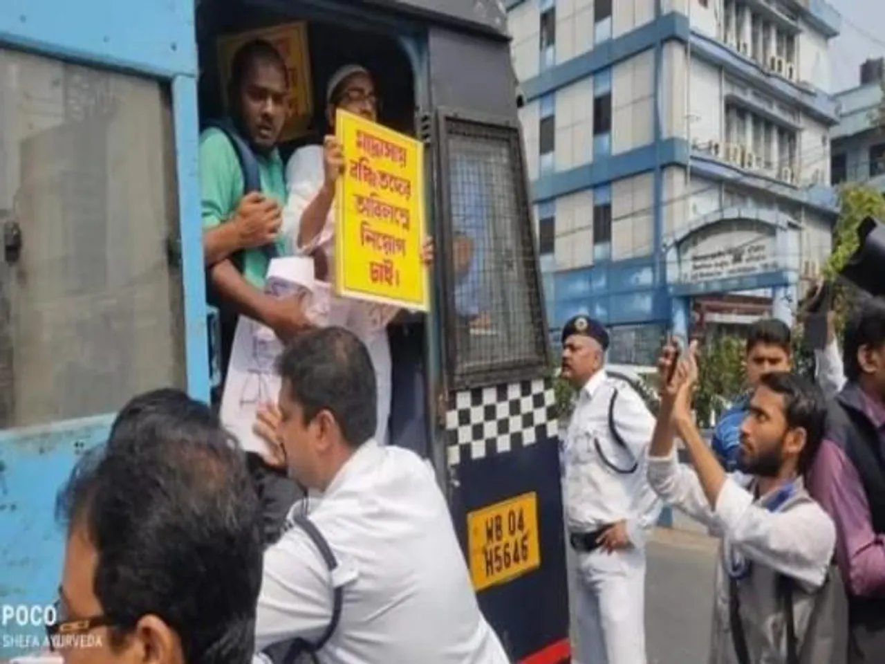 মাদ্রাসা সার্ভিস কমিশনের বিরুদ্ধে দুর্নীতির অভিযোগে চাকরিপ্রার্থীদের কালীঘাট অভিযান