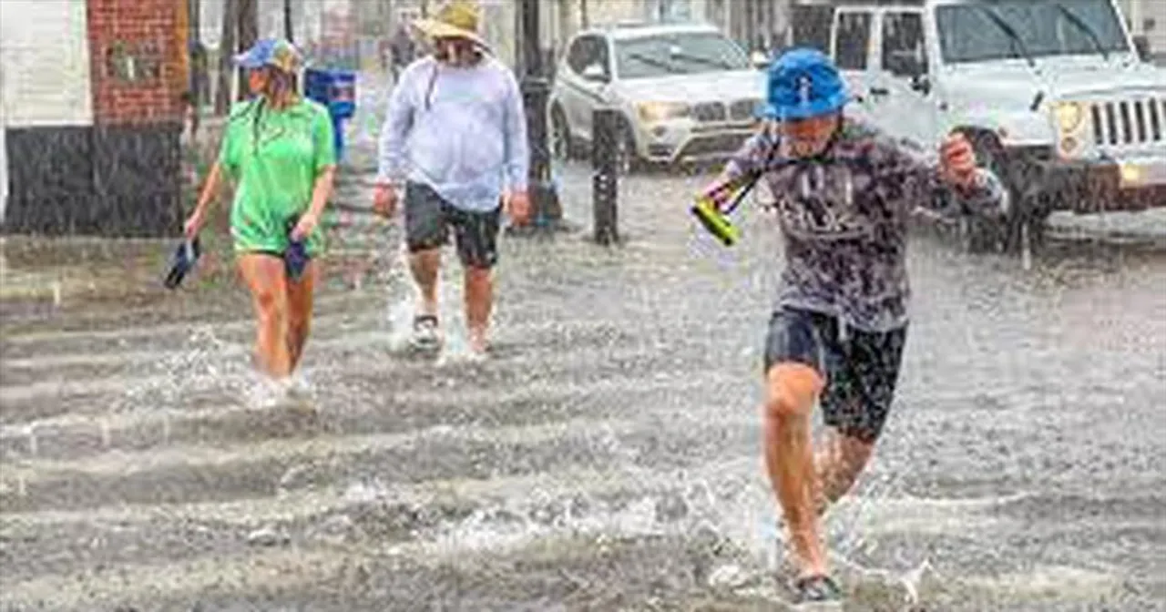 গতি কমালেও দাপট বজায় রেখেছে এলসা, ভাসছে ওয়াশিংটন