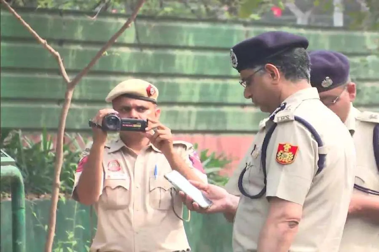 রাহুল গান্ধীর বাসভবনে হাজির হলেন বিশেষ পুলিশ কমিশনার