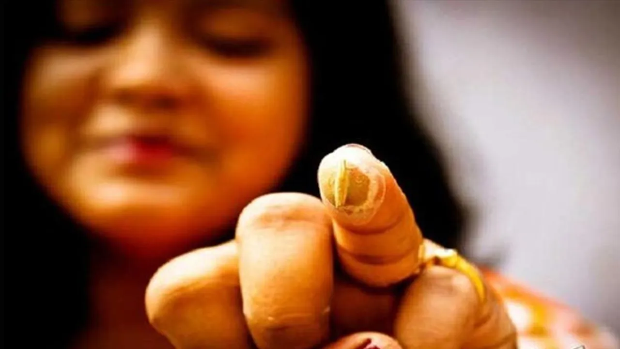 ভাইয়ের মঙ্গল কামনায় ফোঁটা পড়ে দই ও চন্দনের