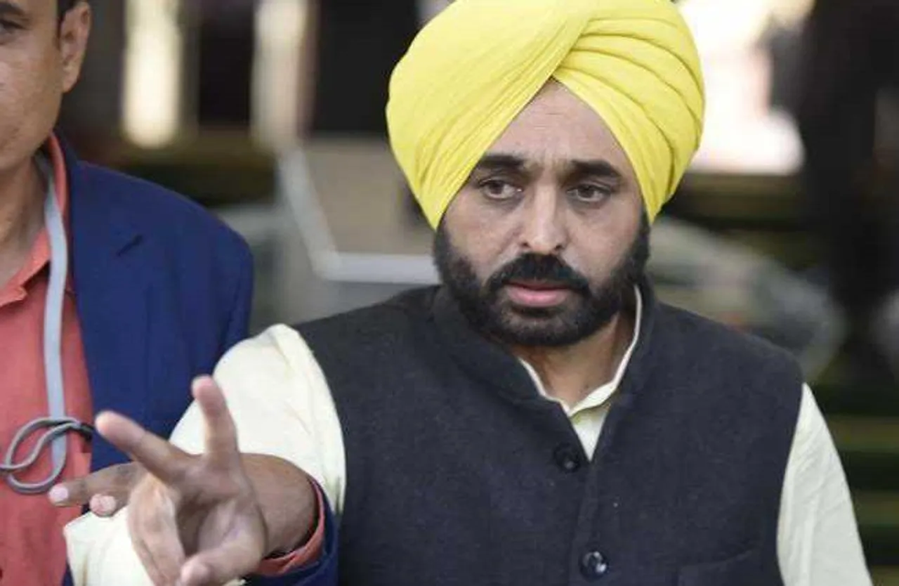 মাকে জড়িয়ে ধরে আবেগে ভাসলেন ভগবন্ত মান