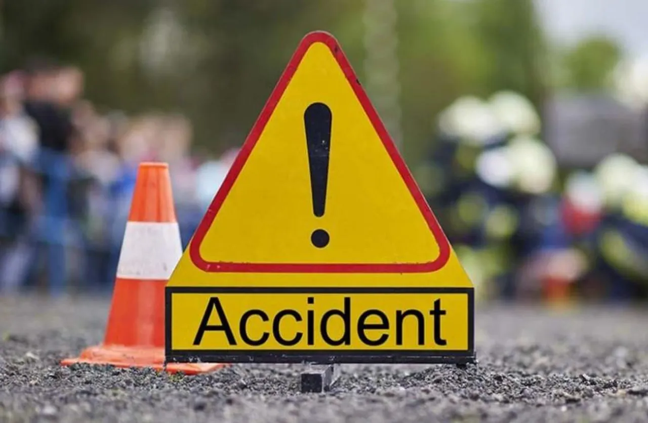 দুই বাসের রেষারেষির জেরে দুর্ঘটনা ঘটল শহরে, আহত ১