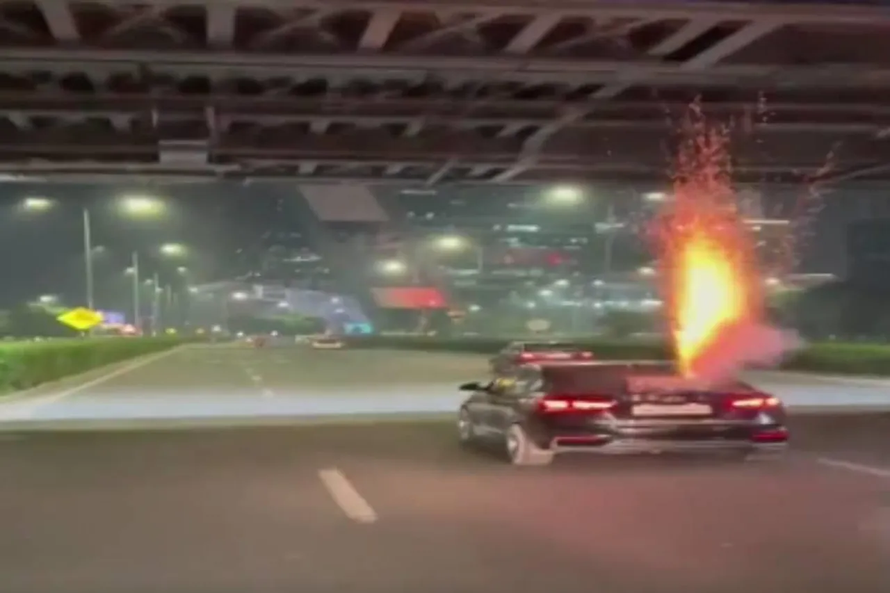 চলন্ত গাড়ির ওপর বাজি ফাটানোয় গ্রেফতার করা হল ৩ জনকে