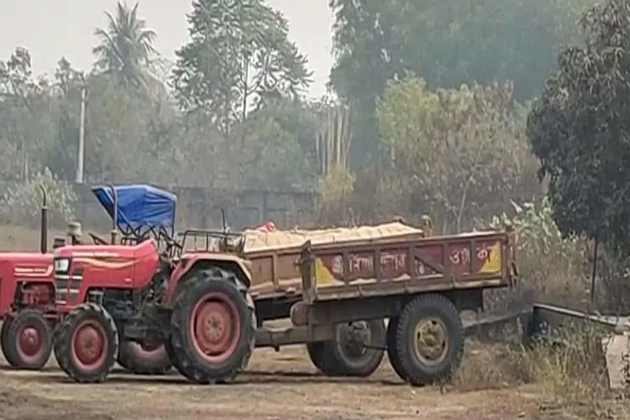 অবৈধভাবে বালি পাচার ও মজুদের অভিযোগে চাপে পড়ল তৃণমূলের