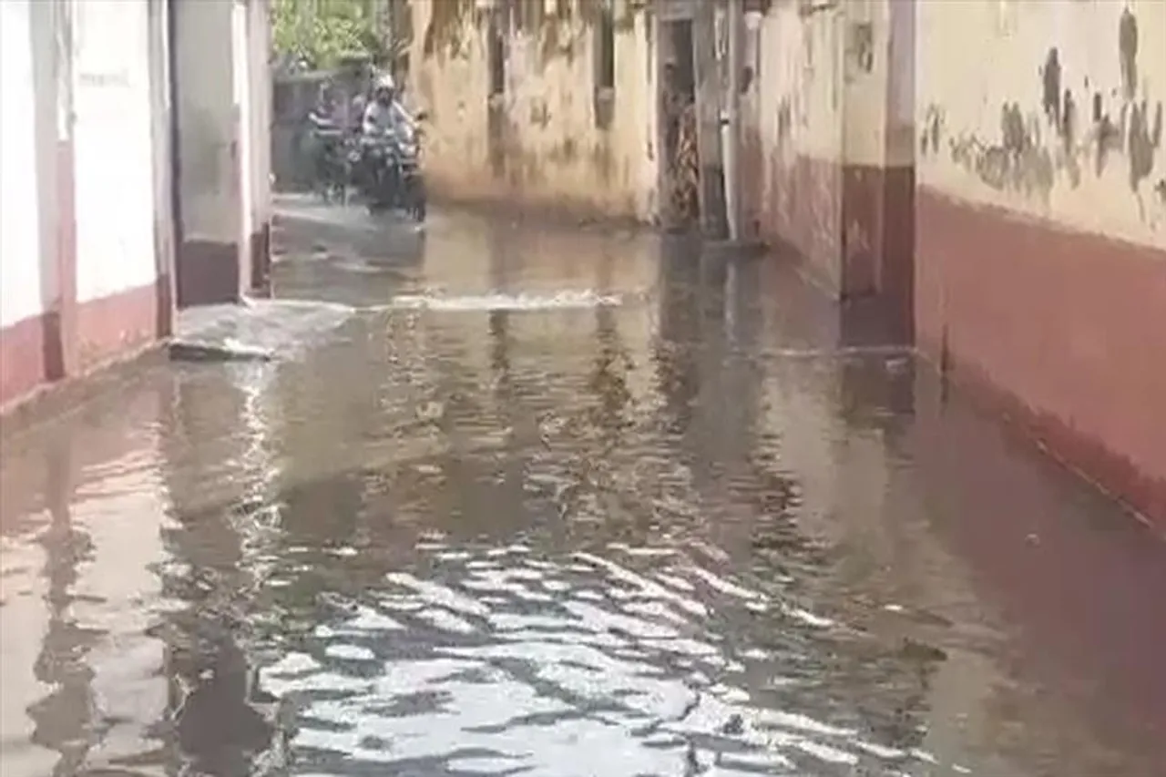 সামান্য বৃষ্টিতেই জলমগ্ন এলাকা, সমস্যায় স্থানীয়রা