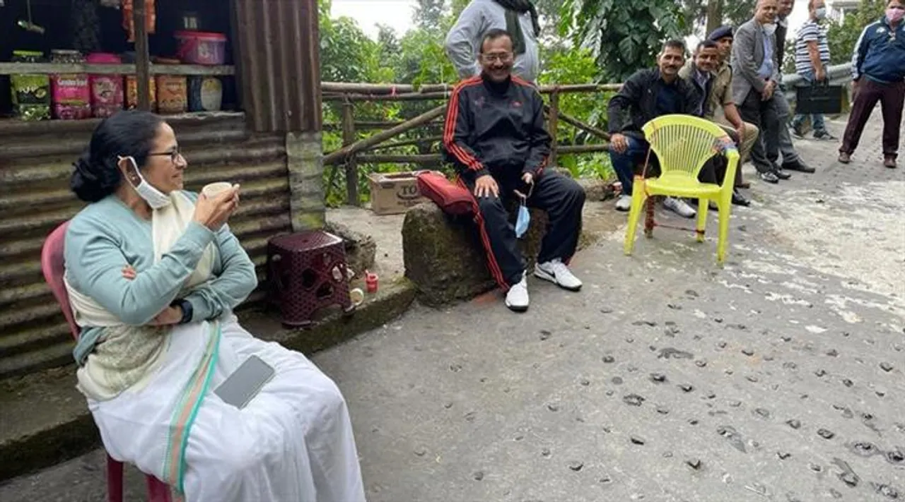 কার্শিয়ঙের পথে মমতা