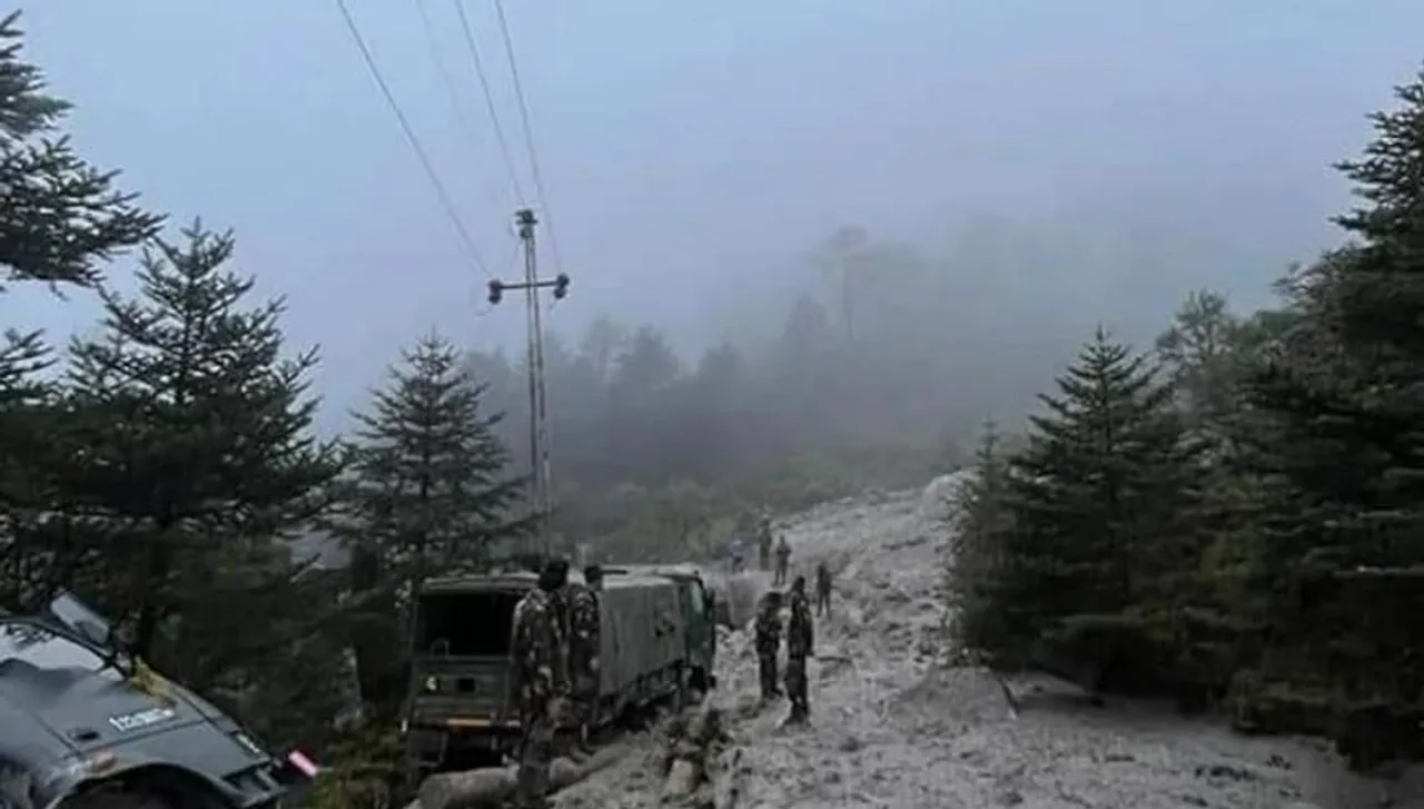 প্রবল বৃষ্টিতে পাহাড়ে ধস, বিপর্যস্ত শিলিগুড়ি-সিকিম যোগাযোগ ব্যবস্থা