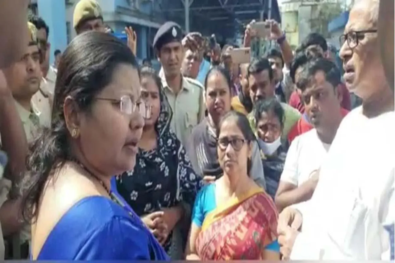 বকেয়া বেতন না মেলায় জেলাশাসককে ঘিরে বিক্ষোভ হাসপাতালের অস্থায়ী কর্মীদের