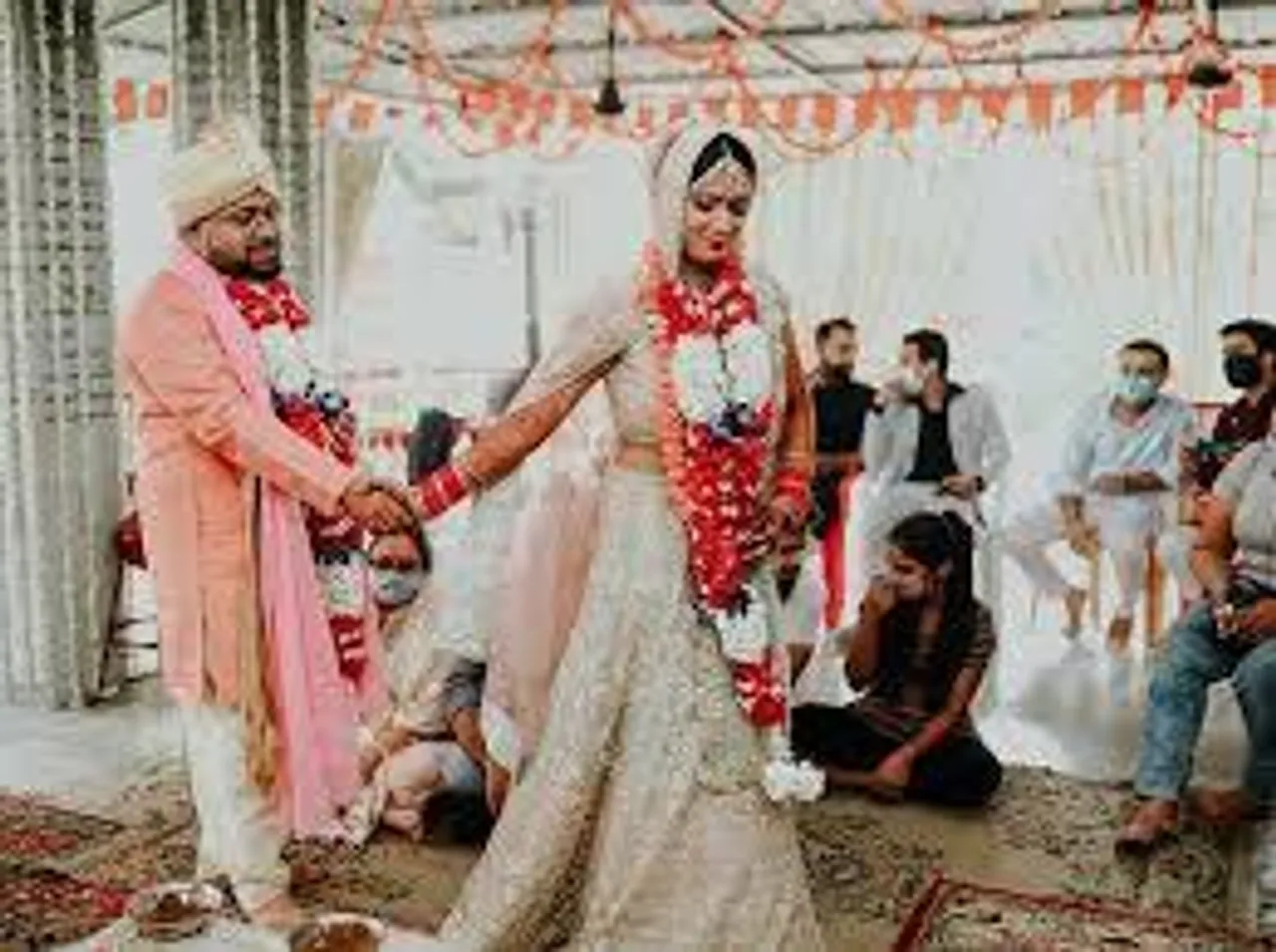 সাত পাকে বাঁধা পড়ার আগেই বর চড় কনের!