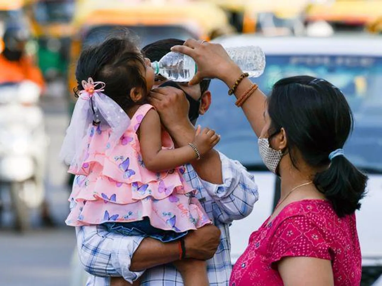 তাপপ্রবাহে বাচ্ছাদের জন্য কী করনীয়? জেনে নিন