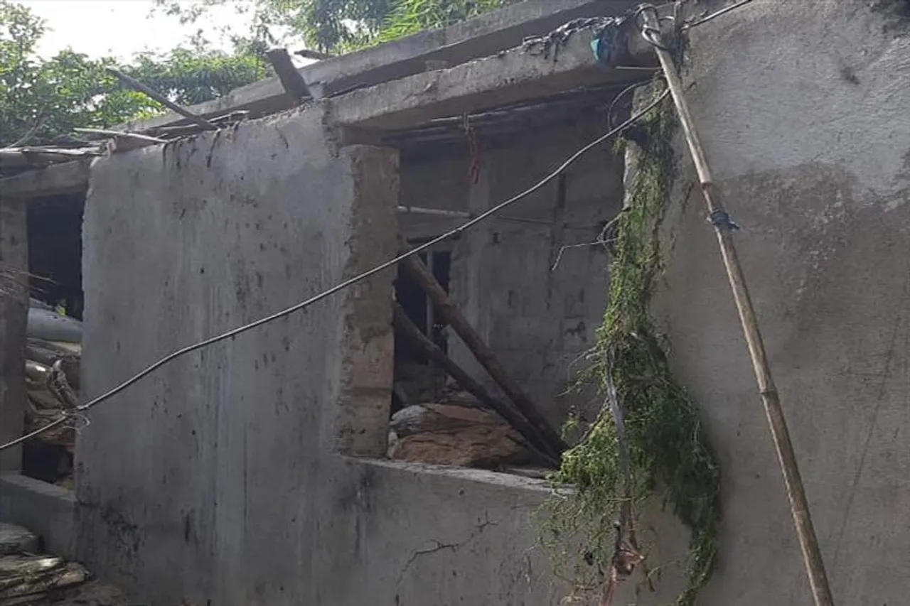 বিস্ফোরণে উড়লো বাড়ির একাংশ