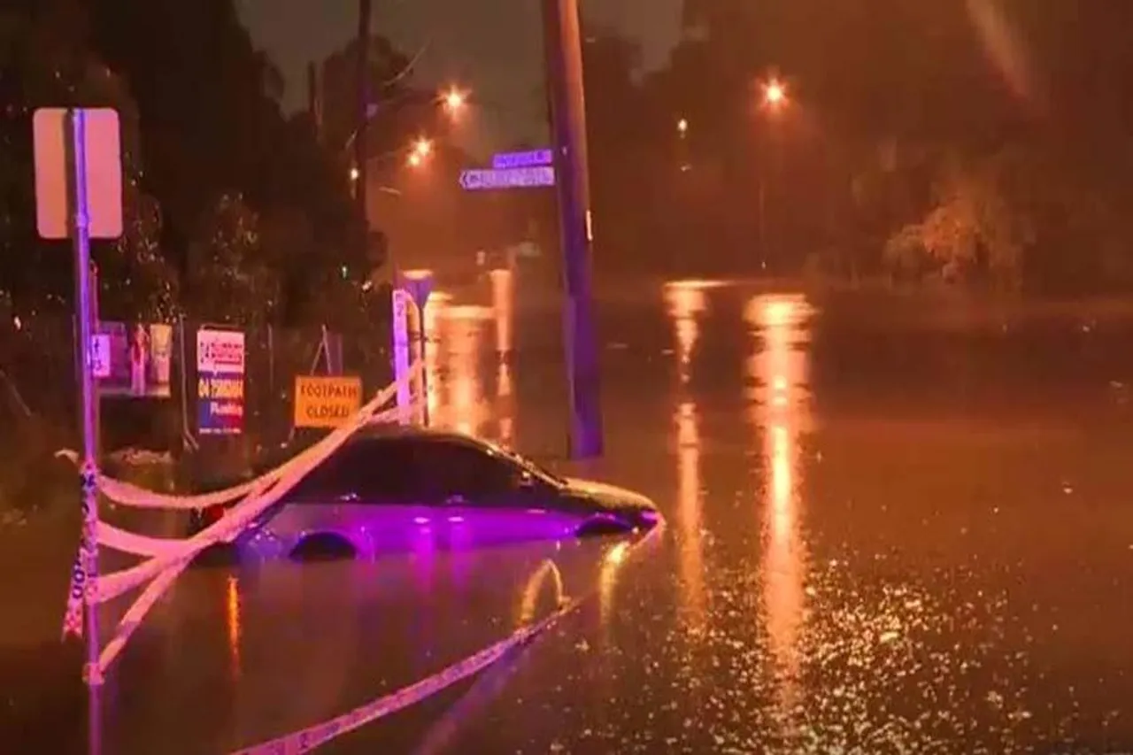 রাতারাতি বন্যা, ভাঙল বাঁধ