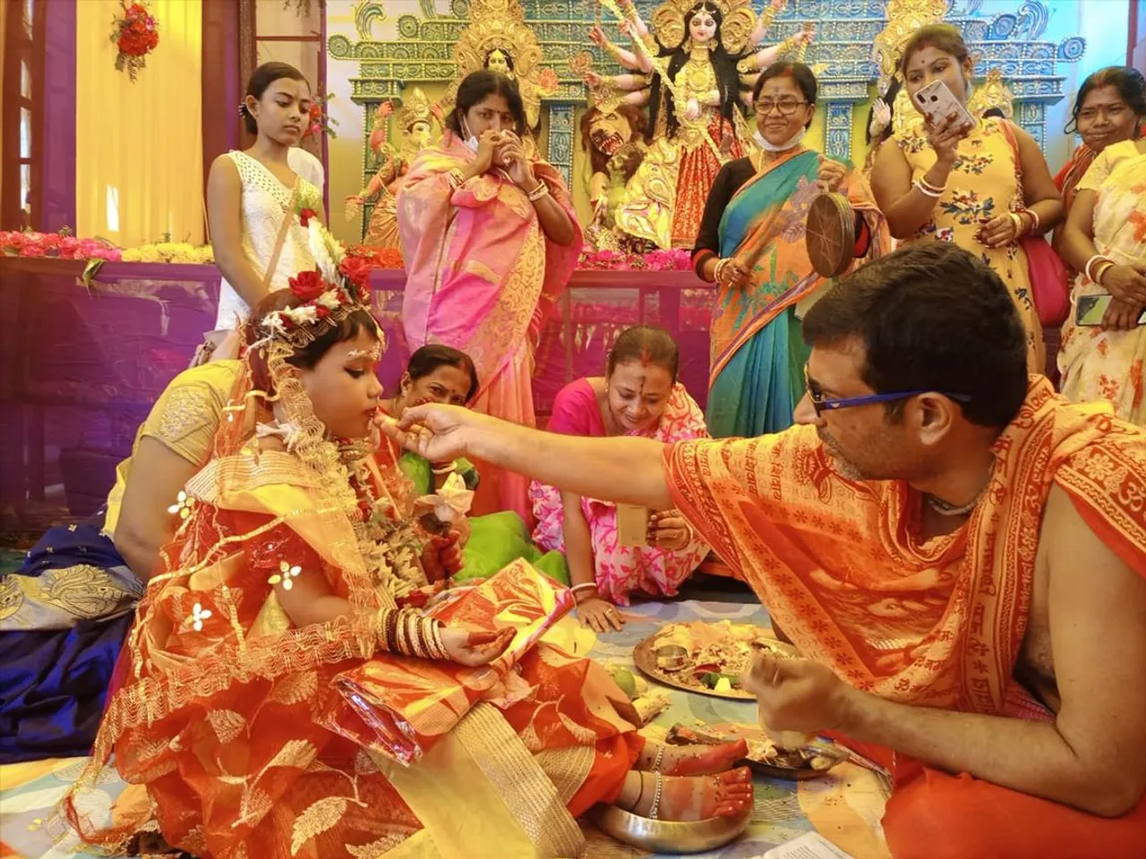 মাথাভাঙা চৌপথি দুর্গাপুজা কমিটির কুমারী পুজো, দেখুন ভিডিও