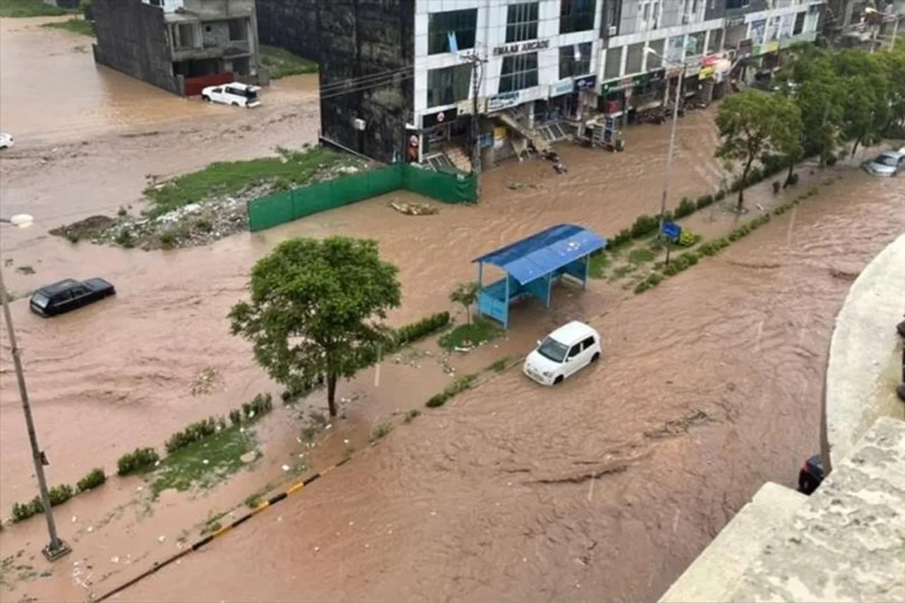 প্রবল বন্যার কবলে পাকিস্তান, নামানো হল সেনা