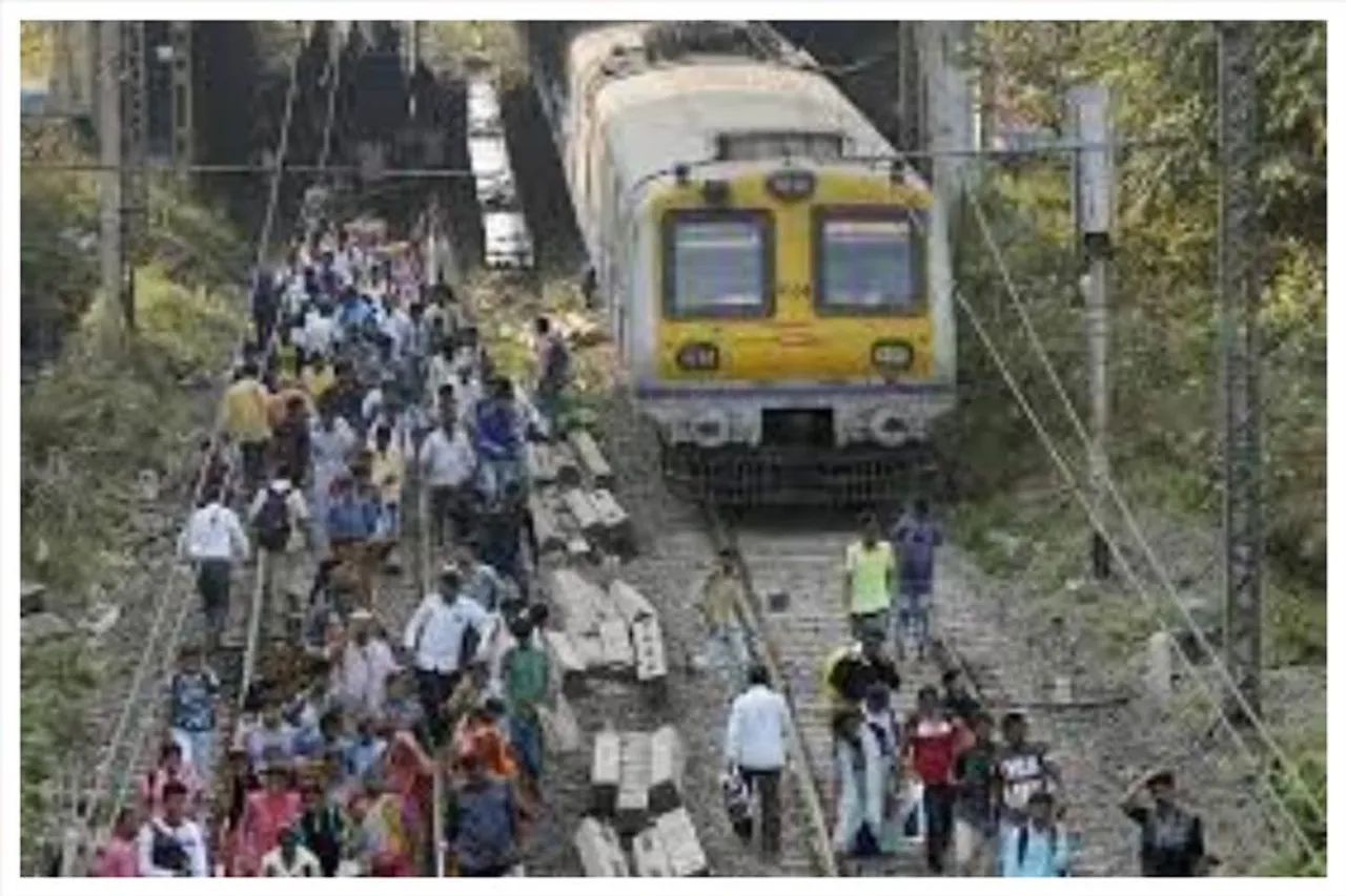 রেল অবরোধের জেরে বাতিল বেশ কিছু ট্রেন