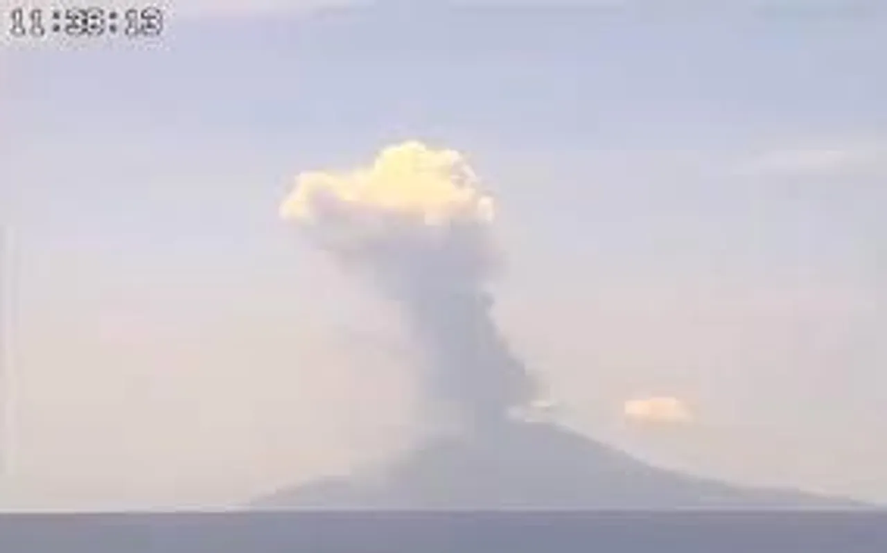 দিনে দিনে আরও ভয়াবহ হচ্ছে র‍্যুকু দ্বীপে এই আগ্নেয়গিরি