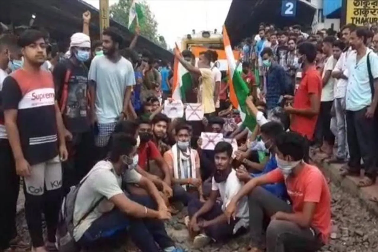 অগ্নিপথ প্রকল্পের বিক্ষোভের আঁচ বাংলাতেও, আটকে একাধিক ট্রেন
