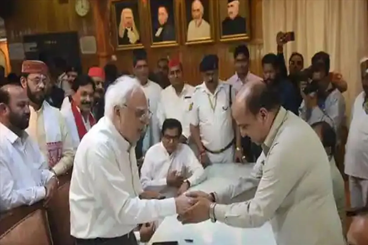 এবার কপিল সিব্বলকে রাজ্যসভায় পাঠাচ্ছেন অখিলেশ