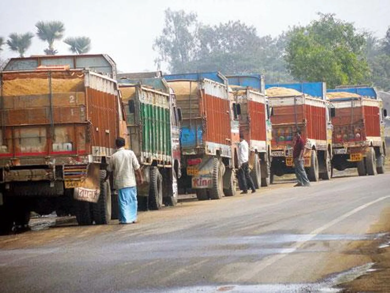 বাদুড়িয়ার জনবহুল রাস্তায় চলন্ত পাট বোঝাই ট্রাকে আগুন