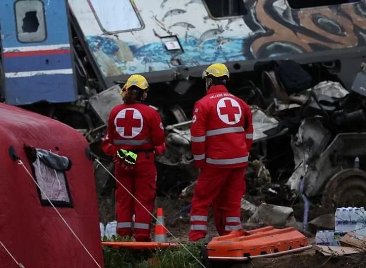 গ্রিসে ট্রেন দুর্ঘটনার ধ্বংসাবশেষ খুঁজছে উদ্ধারকারীরা