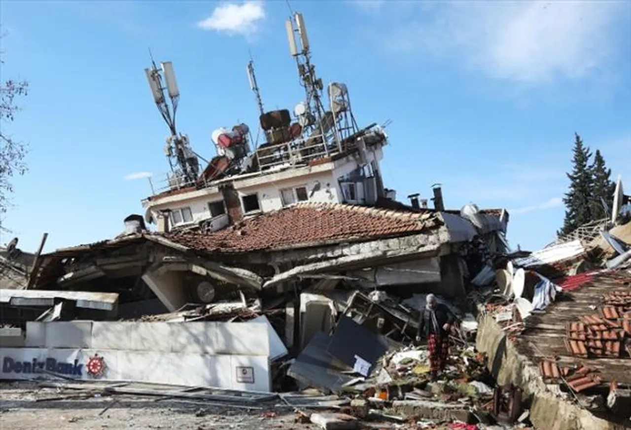 ভয়াবহ ভূমিকম্পে তুরস্কে ৫ হাজারের বেশি ভবন ধসে পড়েছে