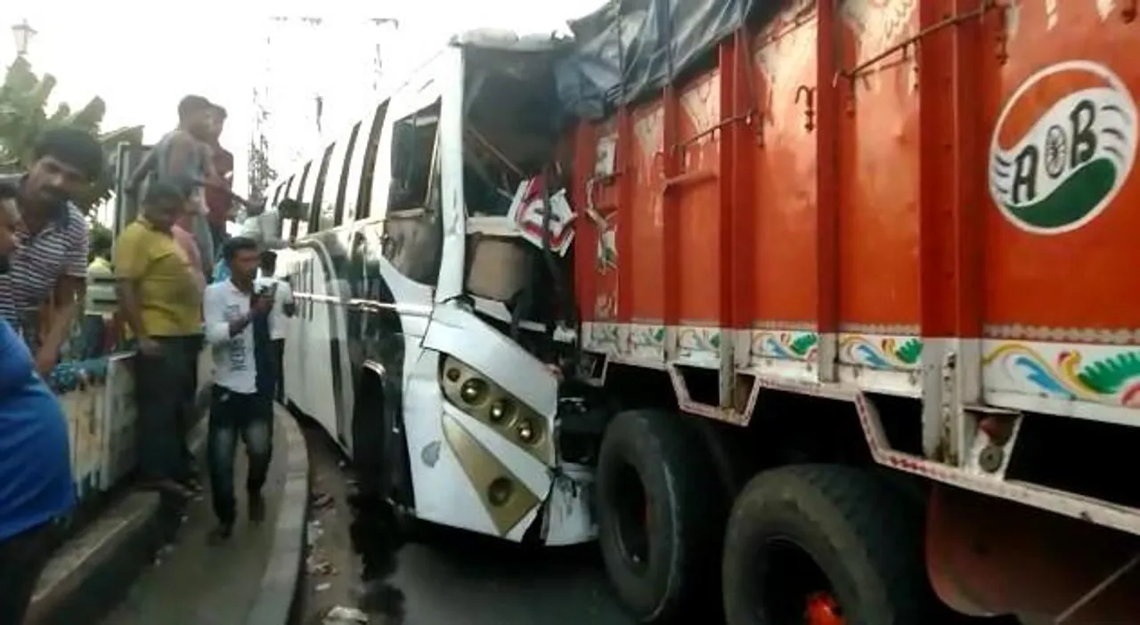 দীঘা যাওয়ার পথে ভয়াবহ দুর্ঘটনার কবলে যাত্রীবাহী বাস