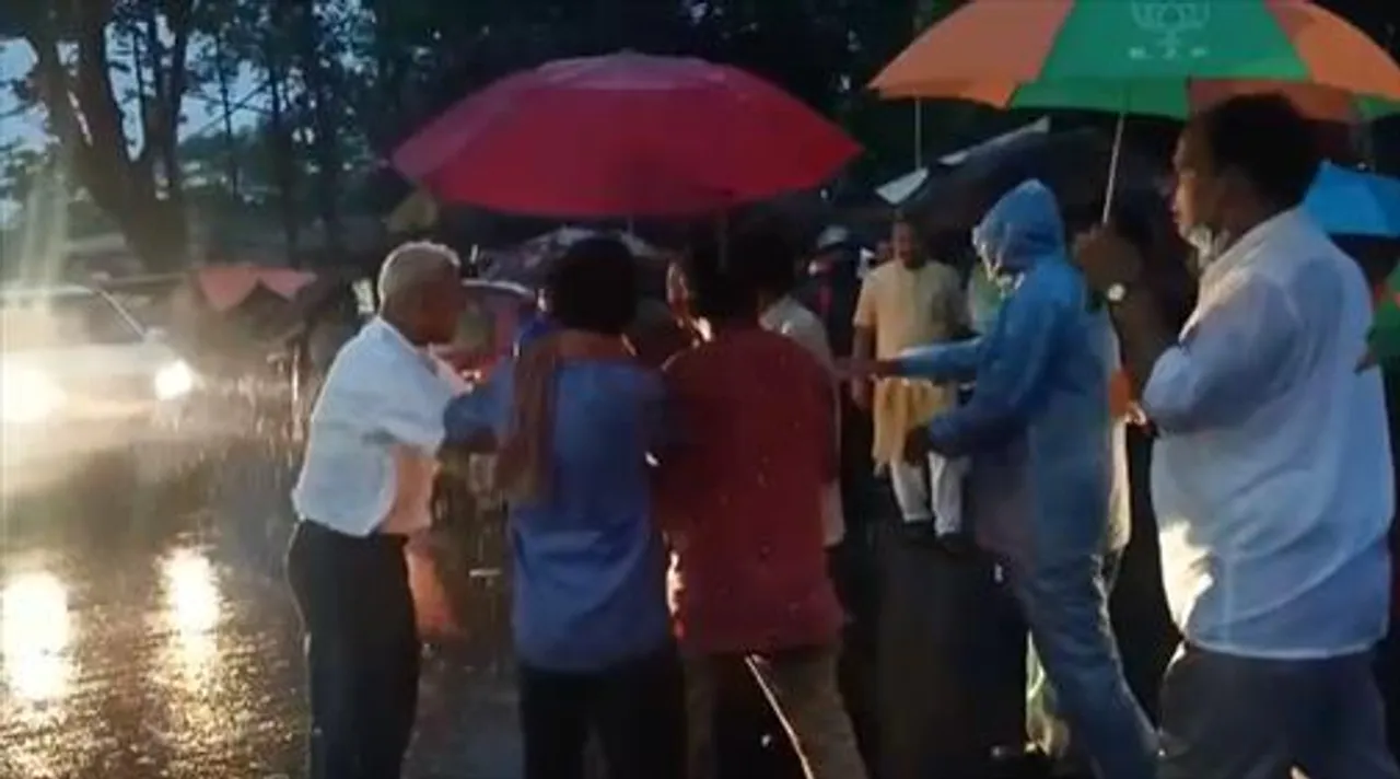 বাংলাদেশে দুর্গা প্রতিমা ভাঙার প্রতিবাদ করতে গিয়ে নিজেদের মধ্যে হাতাহাতিতে জড়ালো বিজেপি