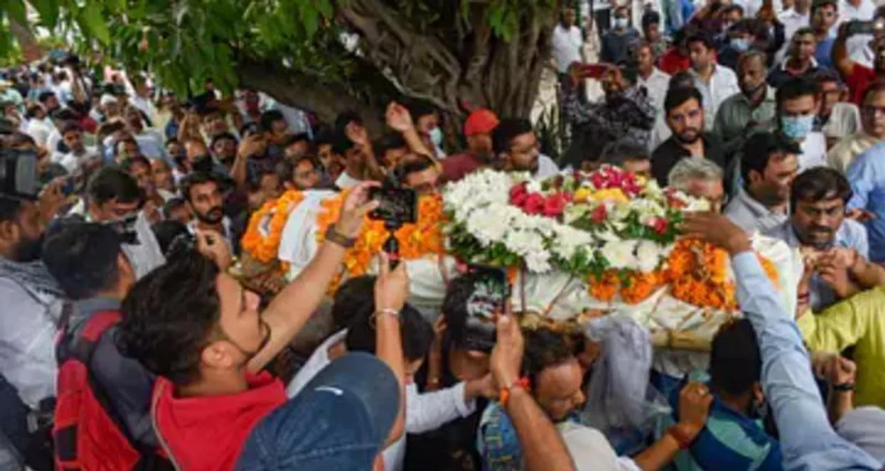 পরিবার ও বন্ধুদের উপস্থিতিতে শেষ ক্রিয়া সম্পন্ন হল রাজু শ্রীবাস্তবের