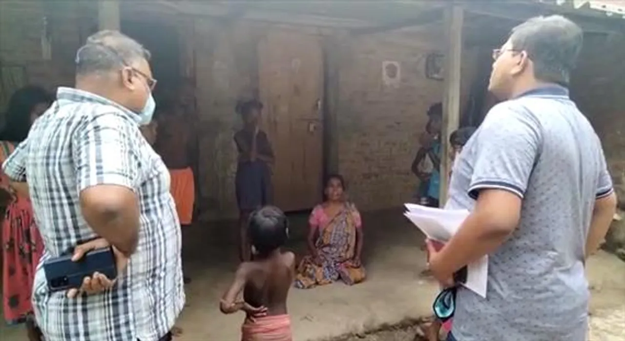 দুয়ারে সরকারের ফর্ম হাতে দুয়ারে বিডিও