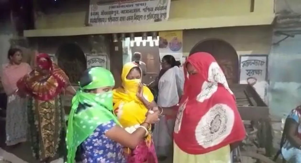 আসানসোলের যৌন পল্লীতে মিষ্টি বিতরণ করেন যৌনকর্মীরা, সুপ্রিম কোর্টের  রায়কে স্বাগত