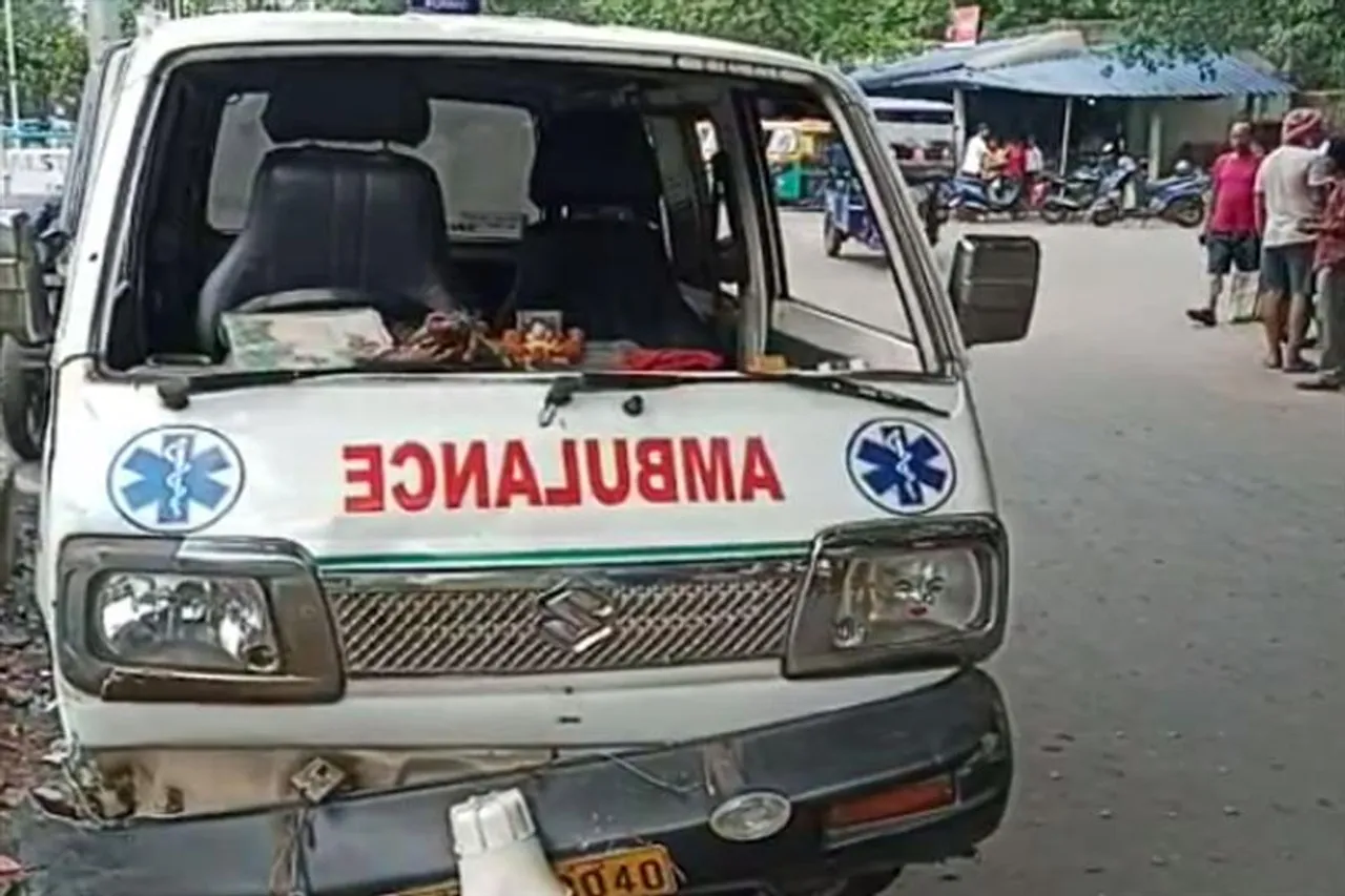 অ্যাম্বুলেন্সের চাকা ফেটে বিপত্তি