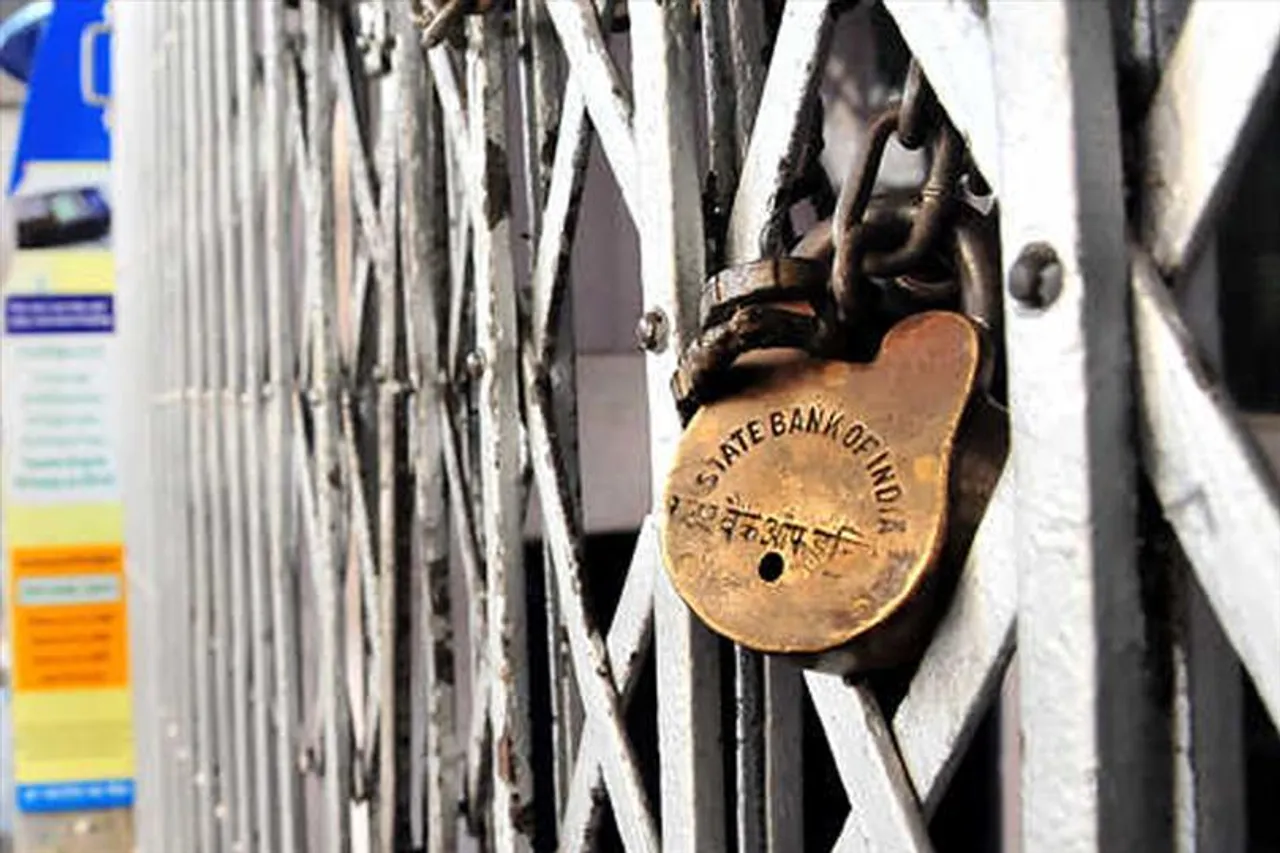 বেসরকারিকরণের প্রতিবাদে ব্যাঙ্ক ধর্মঘট