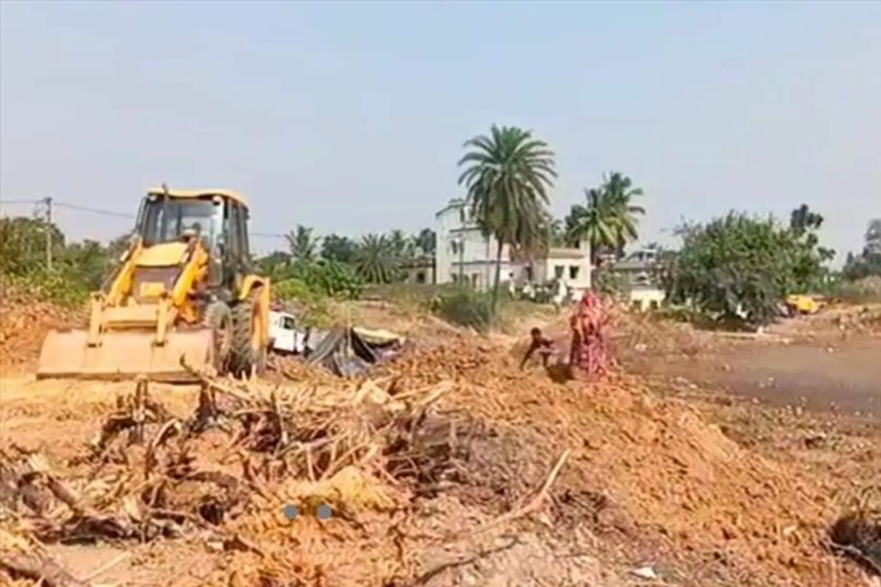 পুকুর পাড়ে কন্সট্রাকশন বন্ধের অর্ডার দিল পৌরসভা!