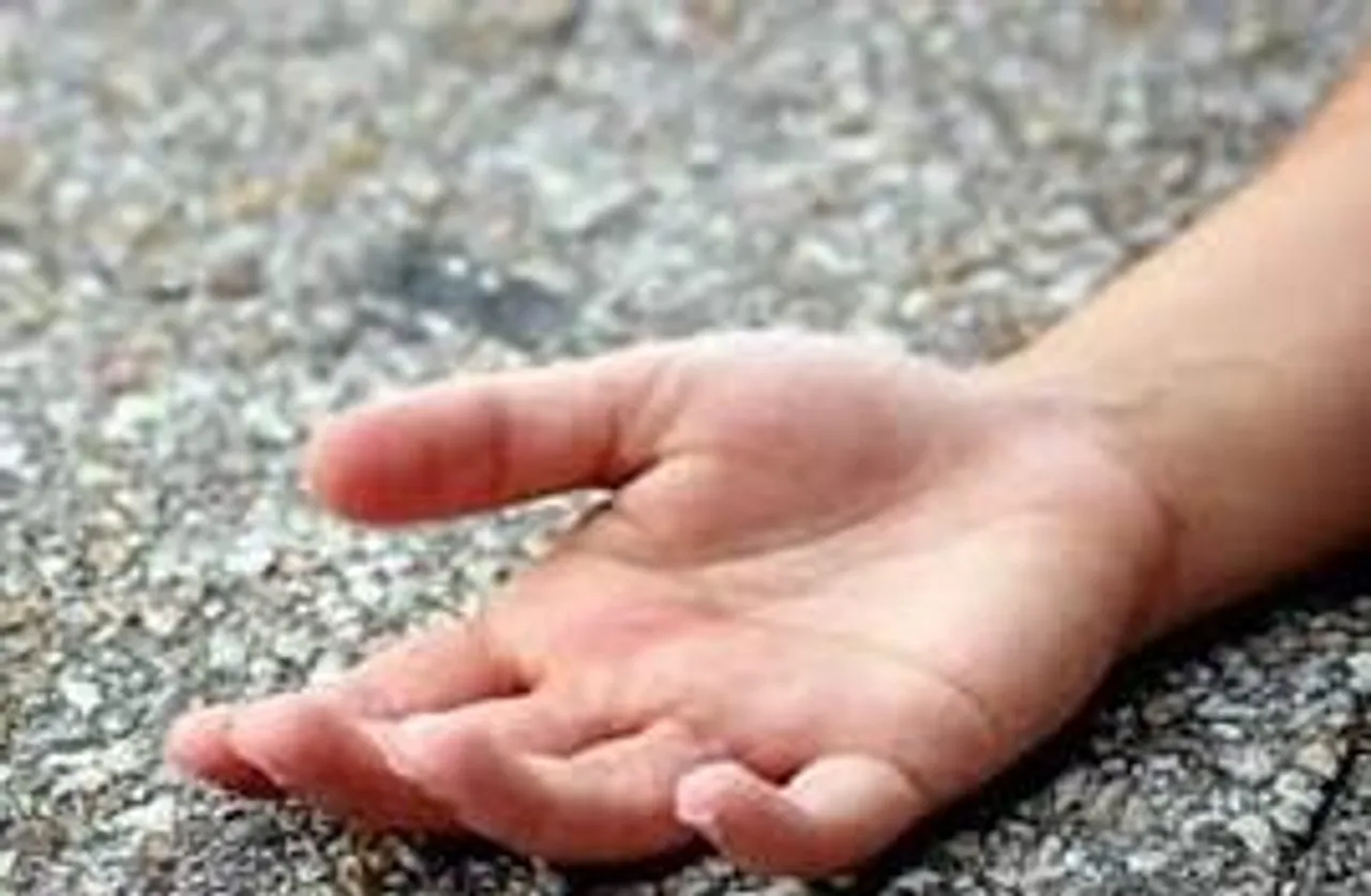 জঞ্জালের স্তূপে পড়ে থাকা মোবাইলের ব্যাটারিতে আগুন, বিস্ফোরণে প্রাণ গেল শিশুর