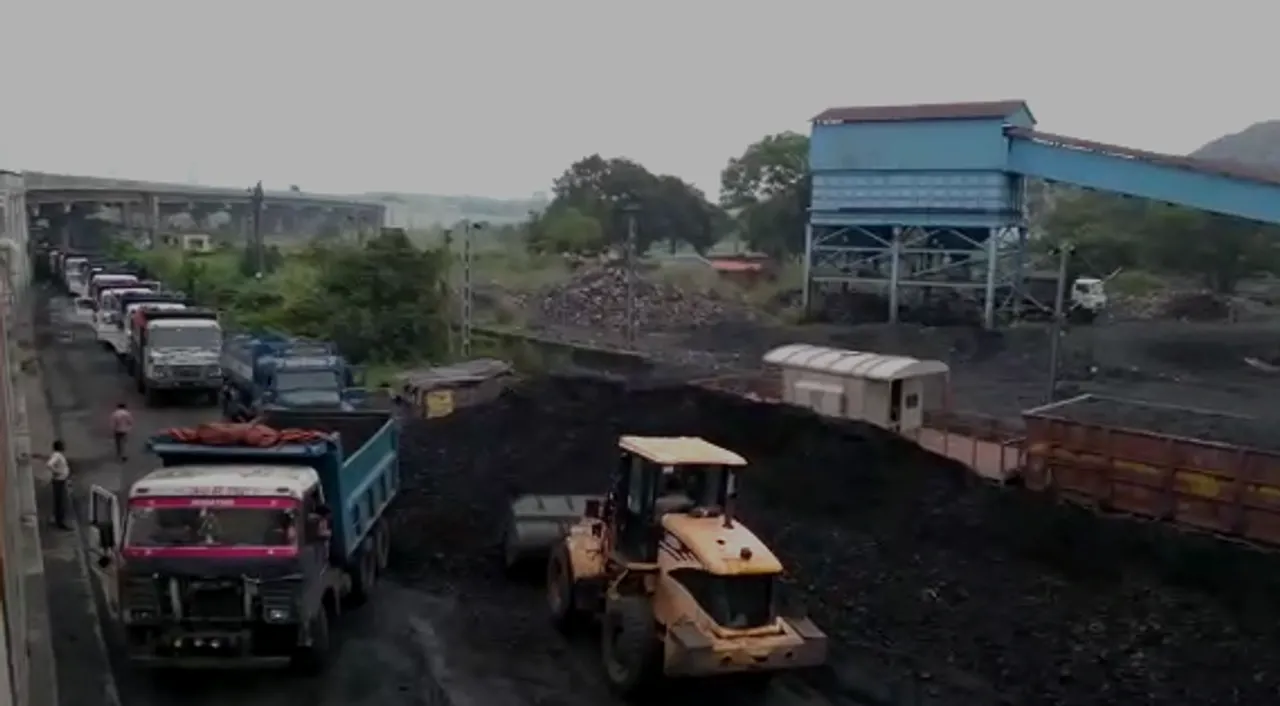 খবর সম্প্রচারের পরও একই ছবি দামাগরিয়া রেল সাইডিংয়ে